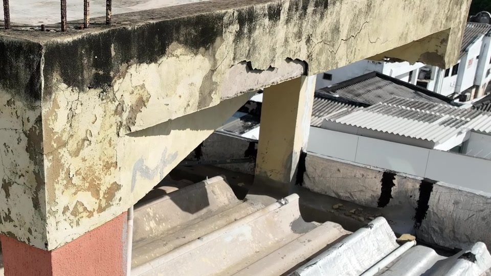 Cartela y desprendimiento en la cara inferior de la viga
