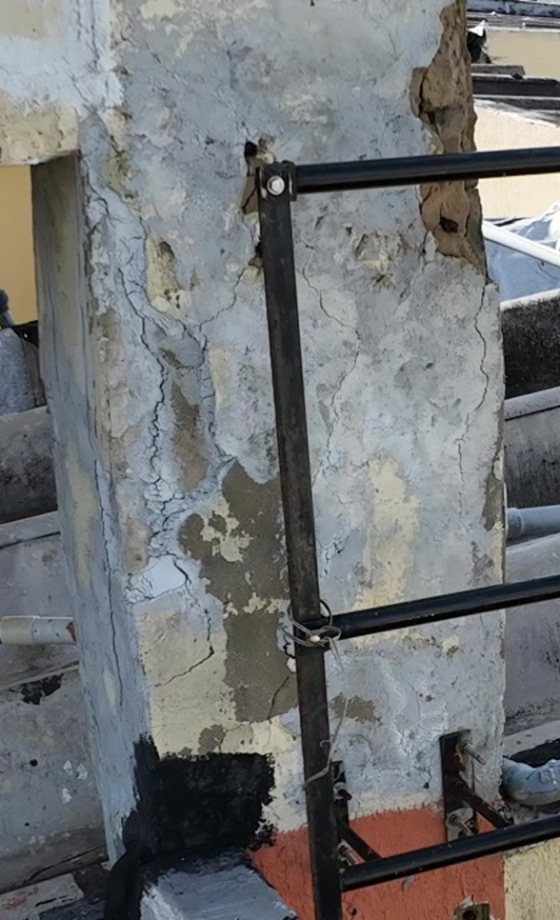 Columna con fisuras verticales